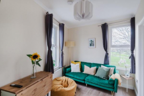 Modern Cosy Corner Flat - 2 Bed close to 2x tube stations